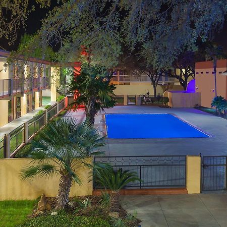 Days Inn By Wyndham Uvalde Esterno foto