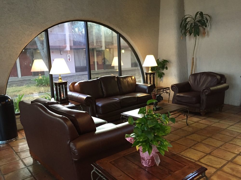 Days Inn By Wyndham Uvalde Esterno foto