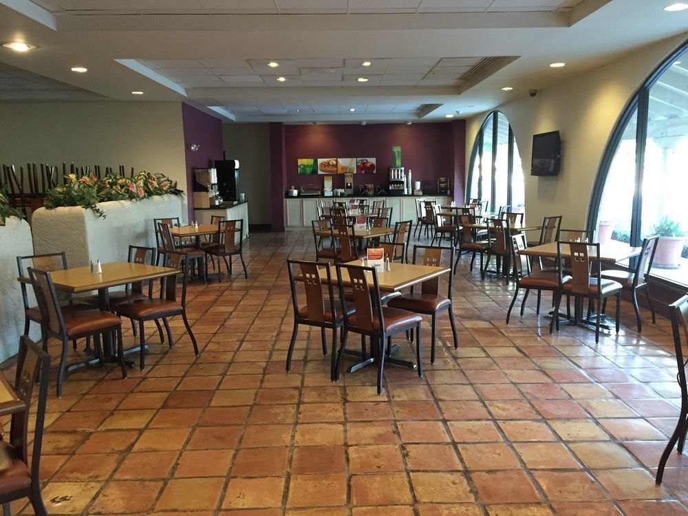 Days Inn By Wyndham Uvalde Esterno foto