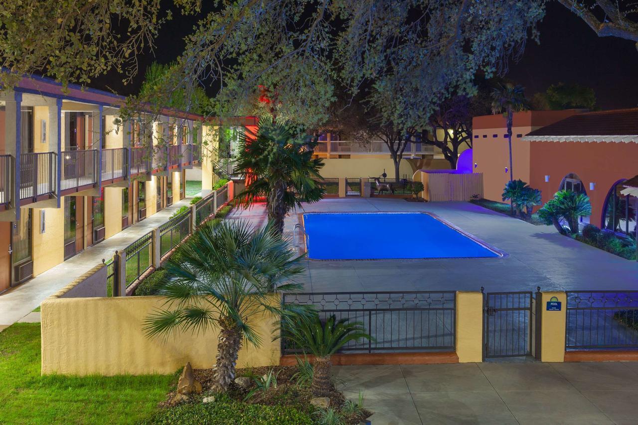 Days Inn By Wyndham Uvalde Esterno foto