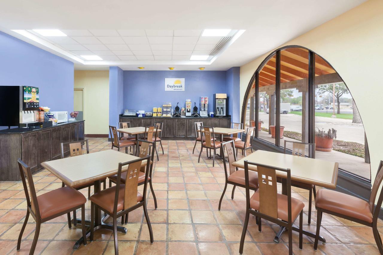 Days Inn By Wyndham Uvalde Esterno foto