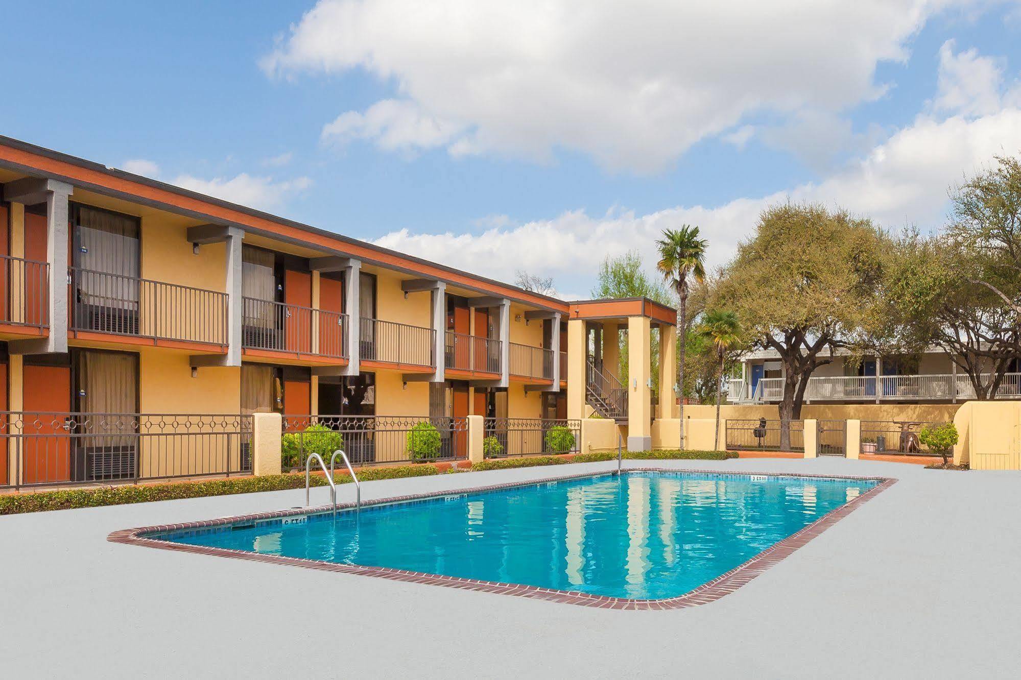 Days Inn By Wyndham Uvalde Esterno foto