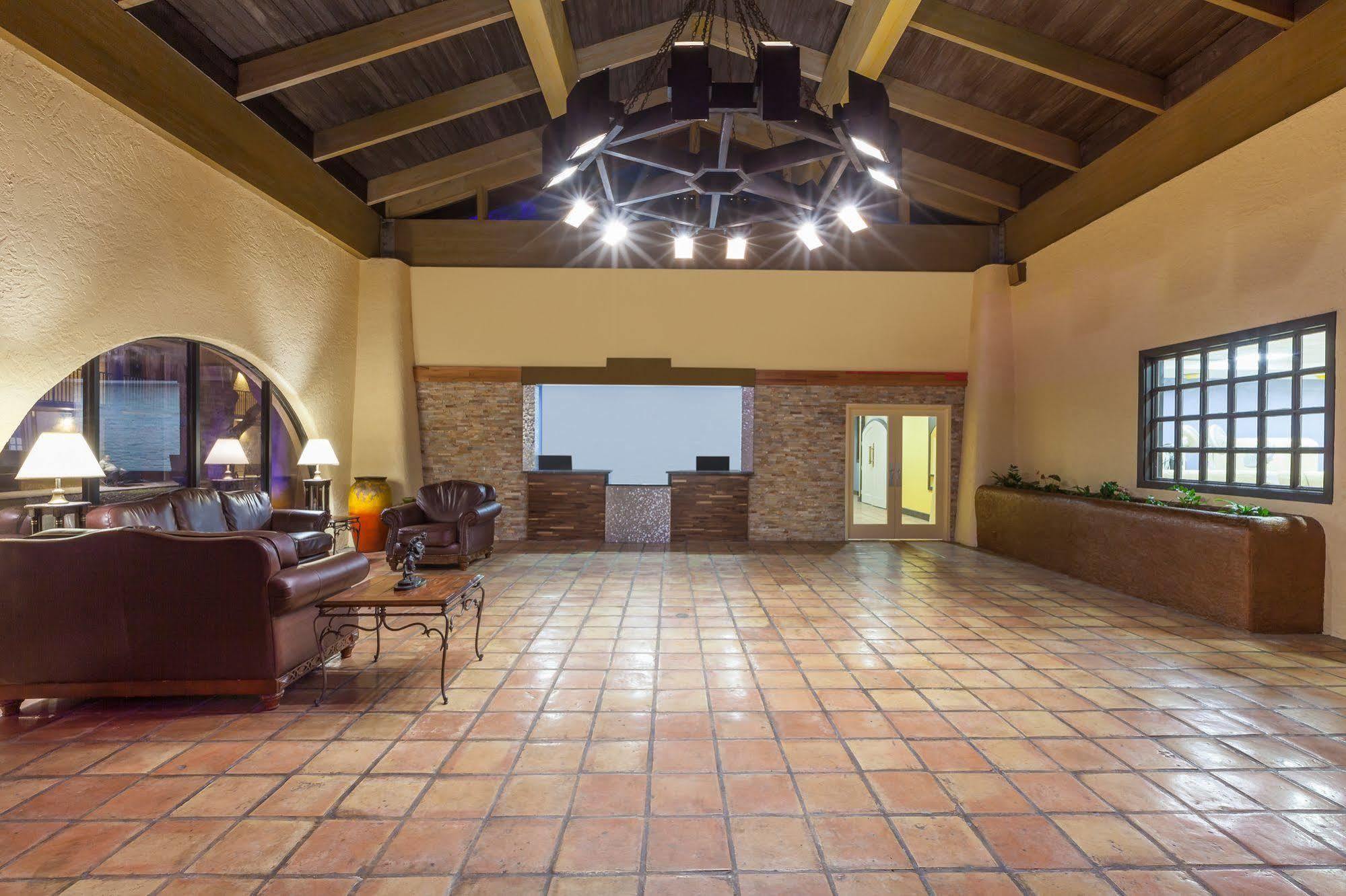 Days Inn By Wyndham Uvalde Esterno foto