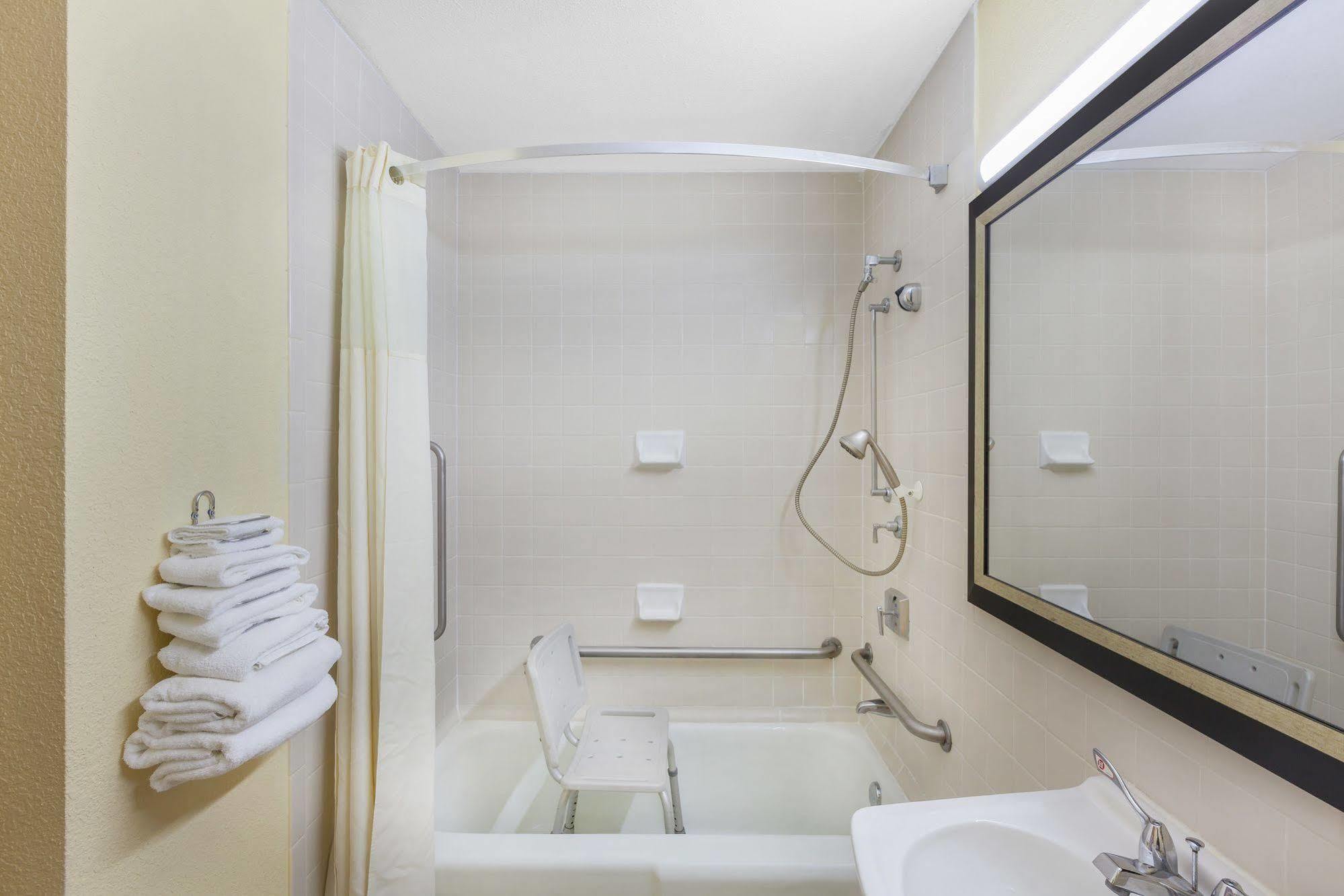 Days Inn By Wyndham Uvalde Esterno foto