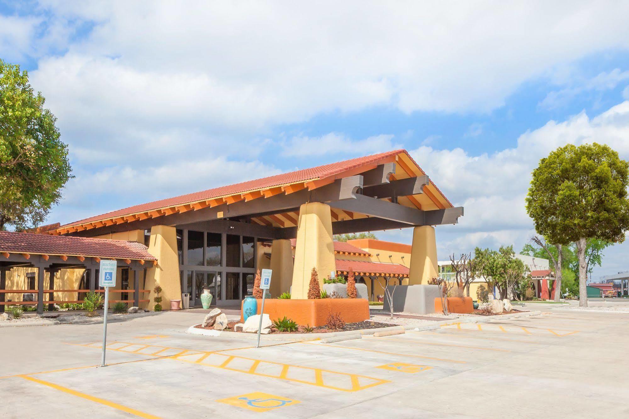 Days Inn By Wyndham Uvalde Esterno foto