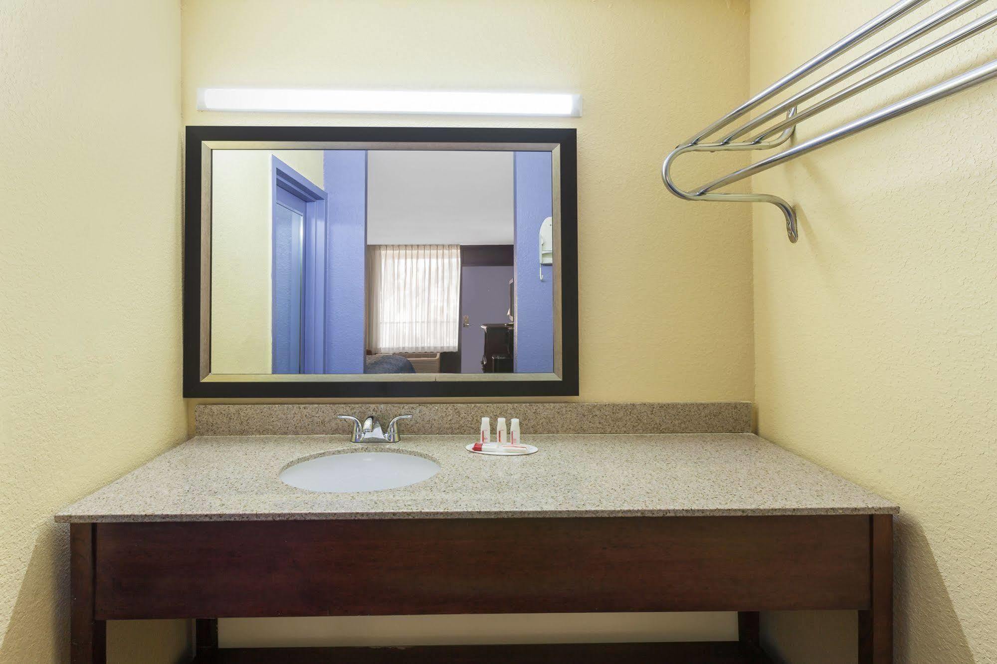 Days Inn By Wyndham Uvalde Esterno foto