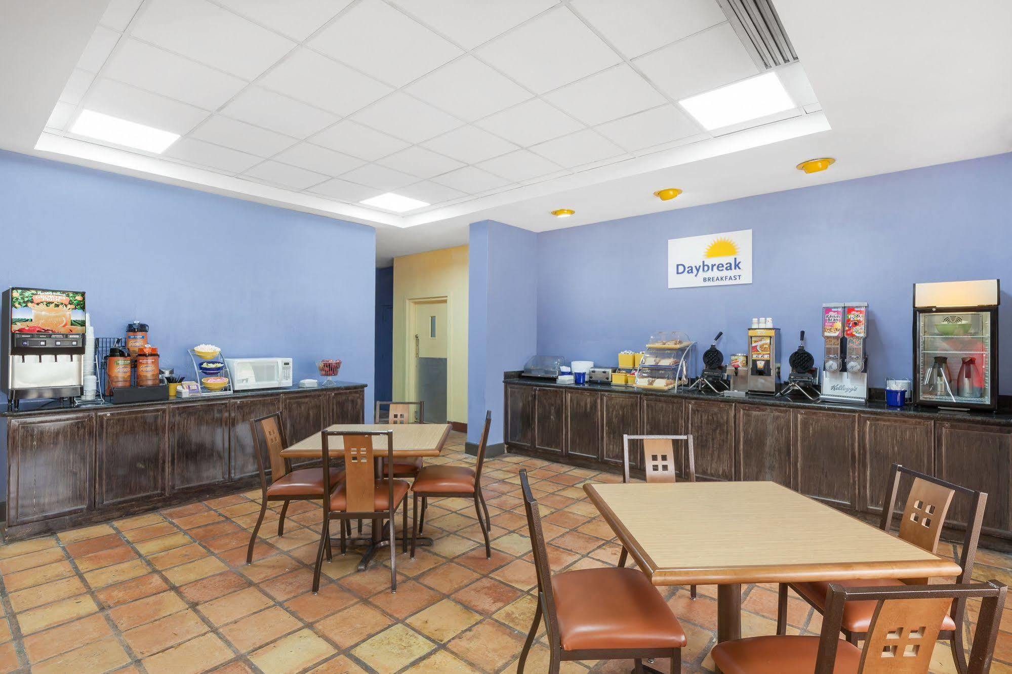 Days Inn By Wyndham Uvalde Esterno foto
